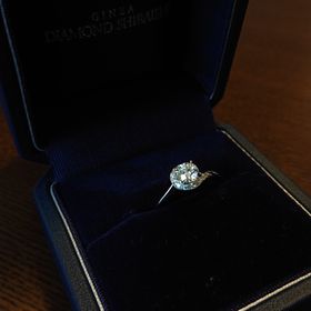 【銀座ダイヤモンドシライシの口コミ】 デザイン性がよく、センターのダイヤが大きく見えるので、指輪を着けた時…