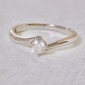 【ヴァンドーム青山(VENDOME AOYAMA)の口コミ】 ウェーブデザインの中からお気に入りの指輪を選びました。中央に派手すぎ…