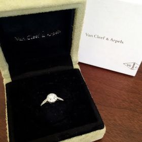 【ヴァン クリーフ＆アーペル(Van Cleef & Arpels)の口コミ】 一粒石のエンゲージリングとも迷いましたが、いかにも婚約指輪らしくなく…