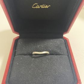 【カルティエ(Cartier)の口コミ】 婚約指輪と一緒につけたときの相性を重視して決めました。仕事柄シンプル…