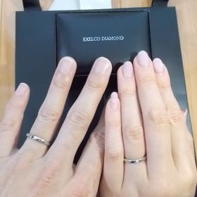 【エクセルコダイヤモンド(EXELCO DIAMOND)の口コミ】 シンプルでどのようなリングとも相性が良いこと。サイドから見た時につや…