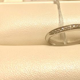 【俄(にわか)の口コミ】 ダイヤモンドのラインが入っているものを探していたので、こちらの指輪も…