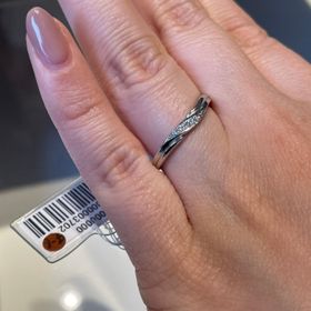 【銀座ダイヤモンドシライシの口コミ】 指輪の中央に細かいダイヤモンドがたくさん入ってるデザインです。形はエ…