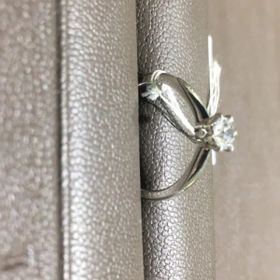 【エクセルコダイヤモンド(EXELCO DIAMOND)の口コミ】 シンプルなデザインのエンゲージリングの中からサイドのデザインが綺麗だ…