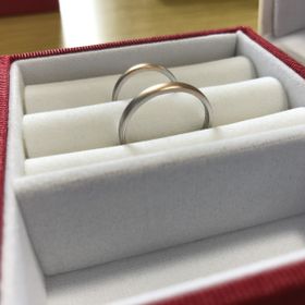 【ひなの口コミ】 男女全く同じデザインでシンプルなものを選びたかったので、この指輪が理…