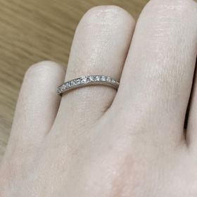 【FOREVERMARK(フォーエバーマーク)の口コミ】 いろいろ見せてもらってたくさんの指輪で悩んだのですが、この指輪のデザ…