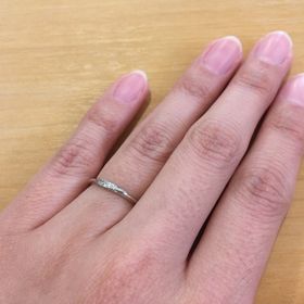 【Love Bond(ラブボンド)の口コミ】 指がかなり細いので、細めの指輪を探していました。
普段から華やかさのあ…