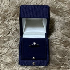 【GALA JEWELRY(ガラジュエリー)の口コミ】 ウェーブで細身でシンプルなものを探していました。婚約指輪だけでもいろ…