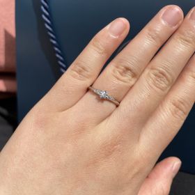 【銀座ダイヤモンドシライシの口コミ】 婚約指輪を選ぶ際に、メレタイプが欲しいと思っていました。お店でもメレ…