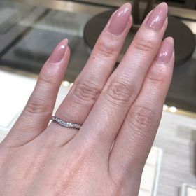 【カルティエ(Cartier)の口コミ】 中央部分が少しカーブがかかっていて、指にフィットしやすいデザインとな…