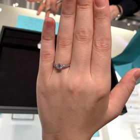 【ティファニー(Tiffany & Co.)の口コミ】 中央のダイヤだけでなく、リングの部分にも石のついているタイプの指輪で…