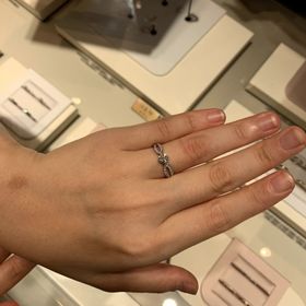 【ブシュロン(BOUCHERON)の口コミ】 中央のダイヤの横のリングの部分の形が特徴的で、シンプルなリングよりも…