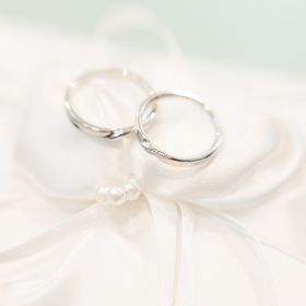 【Mariage ent(マリアージュエント)の口コミ】 シンプルで夫婦共に長く身に付けていけそうなデザインと指輪に込められた…