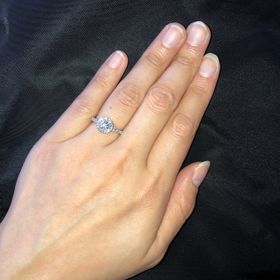 【宝寿堂(ほうじゅどう)の口コミ】 もともとはセンターダイヤのシンプルなものを考えていましたが
こちらのデ…