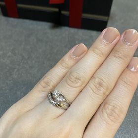 【ラザール ダイヤモンド(LAZARE DIAMOND)の口コミ】 結婚指輪のデザインを先に決め、それに会う婚約指輪を探しました。結婚指…