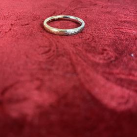 【NIESSING(ニーシング)の口コミ】 お互いの好きな色を一つずつ選び、バイカラーの指輪にしました。素材はど…