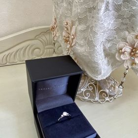 【ラザール ダイヤモンド【取扱店販売】の口コミ】 ダイヤモンドの近くが細いラインになっており、自身の指に合っていたのと…