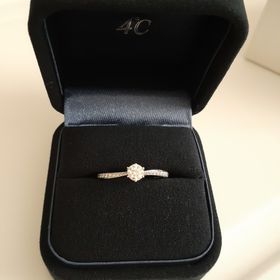 【4℃ BRIDAL(ヨンドシーブライダル)の口コミ】 4℃のAqua riry(アクアリリー)と言う指輪でオーダーでサイドにダイヤモンド…