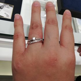 【4℃ BRIDAL(ヨンドシーブライダル)の口コミ】 360°ウェーブリングとなっており着用時に手の動きにフィットするデザ…