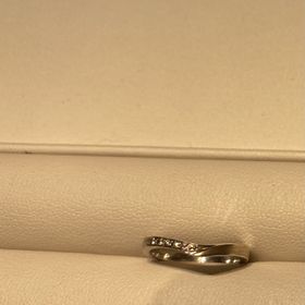 【杢目金屋(もくめがねや)の口コミ】 緩やかな細見のVラインの結婚指輪です。指が細く綺麗に見えます。数種類の…