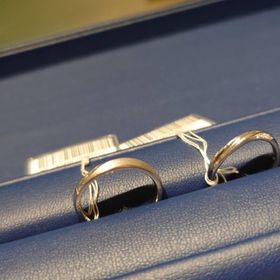 【銀座ダイヤモンドシライシの口コミ】 指輪を見に行くのは2店舗目だったんですが、1店舗目の指輪よりずっと付け…