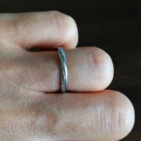 【銀座ダイヤモンドシライシの口コミ】 小さな石がいくつか付いたリングを探していました。
Ｖラインではなく、ス…