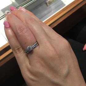 【銀座ダイヤモンドシライシの口コミ】 写真では結婚指輪と重ね付けしており、上側が婚約指輪になります。台座部…