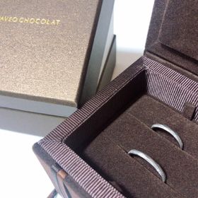 【PAVEO CHOCOLAT(パヴェオショコラ)の口コミ】 2人とも槌目のツヤがないタイプのデザインが好み。
お店のホームページで…