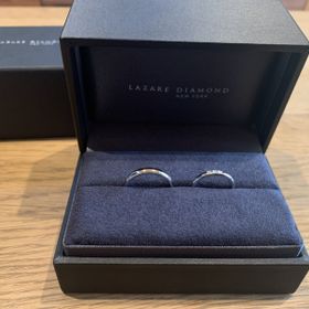 【ラザール ダイヤモンド(LAZARE DIAMOND)の口コミ】 デザインがどんぴしゃでした。プラチナの真ん中に大きめダイヤがちょうど…
