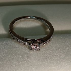 【銀座ダイヤモンドシライシの口コミ】 定番のデザインではあるので、いろいろなブランドで似た指輪がありました…