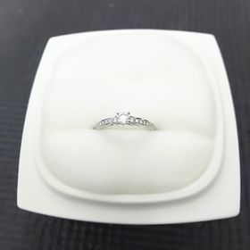 【俄(にわか)の口コミ】 メレダイヤが両側についているものが好き。
真ん中の石は大きすぎないもの…