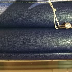 【銀座ダイヤモンドシライシの口コミ】 華奢なデザインでシンプル、石座が高めのものを探している方におすすめで…