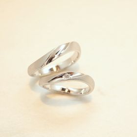【ジュエリー山口-JEWELRY YAMAGUCHI-の口コミ】 真ん中でひねっているデザインが良かったからです！あとはずっとこの先も…