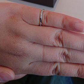 【アイプリモ(I-PRIMO)の口コミ】 鍛造製法の指輪で流れるようなS字デザイン。
左右にダイヤモンドがついて…