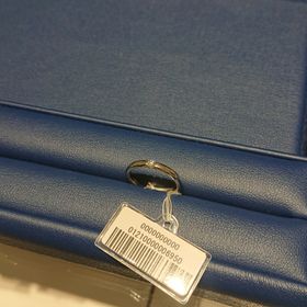 【銀座ダイヤモンドシライシの口コミ】 ダイヤモンドは一粒ですが、取り付け方が特殊なようで、存在感がありキラ…