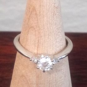 【アイプリモ(I-PRIMO)の口コミ】 婚約指輪を探すことになった時、指輪に対しての知識が全くと言っていい程…