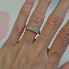 【AFFLUX(アフラックス)の口コミ】 ダイヤ入りの結婚指輪が欲しくて探していました。　
あまりシンプルすぎる…