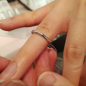 【Ginza Rim(銀座リム)の口コミ】 女性用の指環は形も石の配置も可愛らしいデザインで、中心のカラーダイヤ…