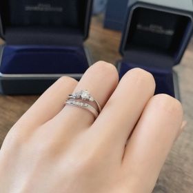 【銀座ダイヤモンドシライシの口コミ】 自分の指が水掻きが目立つので、ウェーブのようなデザインに決めました。…