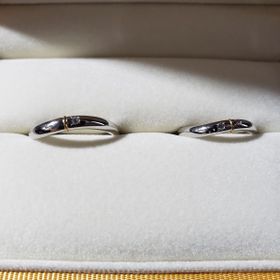 【ケイウノ ブライダル(K.UNO BRIDAL)の口コミ】 金の糸が結んである指輪に
双子のダイヤモンドとピンクダイヤモンドを入れ…