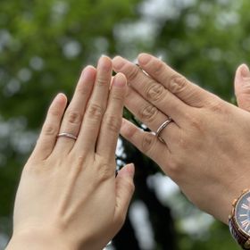 【ラザール ダイヤモンド(LAZARE DIAMOND)の口コミ】 プラチナでシンプルなデザインがよくて、実際にはめてみると心地が良くて…