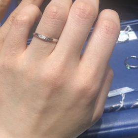 【銀座ダイヤモンドシライシの口コミ】 来店時に指輪の写真がたくさん載っているカタログを見せていただき気にな…