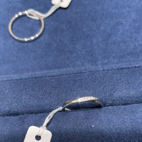 【4℃ BRIDAL(ヨンドシーブライダル)の口コミ】 斜めにダイヤが何粒かついたデザインでとても女性らしく美しいデザインで…