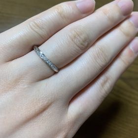 【エクセルコダイヤモンド(EXELCO DIAMOND)の口コミ】 結婚指輪はメレダイヤが斜めに入っているデザインを探していました。私が…