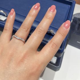 【銀座ダイヤモンドシライシの口コミ】 指が長く見えるV字のデザインながらも日本人の小さな手に合わせた緩やかな…