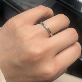 【銀座ダイヤモンドシライシの口コミ】 この指輪は、斜めにダイアモンドが入ったデザインです。ただ、正面に対し…