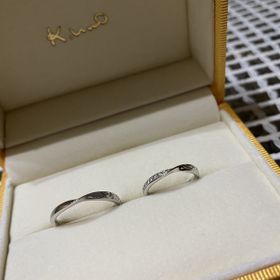 【ケイウノ ブライダル(K.UNO BRIDAL)の口コミ】 デザイン、ダイヤのキラキラ感に惹かれ購入しました。指輪が、ひねられて…