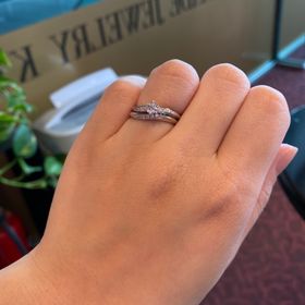 【ケイウノ ブライダル(K.UNO BRIDAL)の口コミ】 指の長さや形を考えると、ウェーブの形を指輪を探していました。
また、ダ…