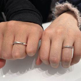 【N.Y.NIWAKA(ニューヨークニワカ)の口コミ】 指輪はねじりのデザインがとても良かったと思います。
材質は純度の高いプ…