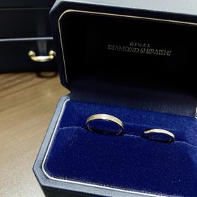 【銀座ダイヤモンドシライシの口コミ】 女性用のダイヤのキラキラが控えめなところ、男性用がつや消しで角張った…